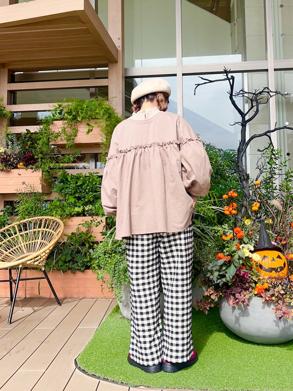 ブラウン系のTシャツ/カットソーを着用したレディースの春コーディネートの3枚目の写真