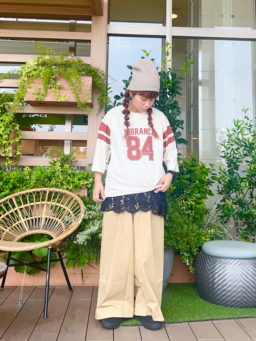 ブラック系のTシャツ/カットソーを着用したレディースの冬コーディネートの2枚目の写真