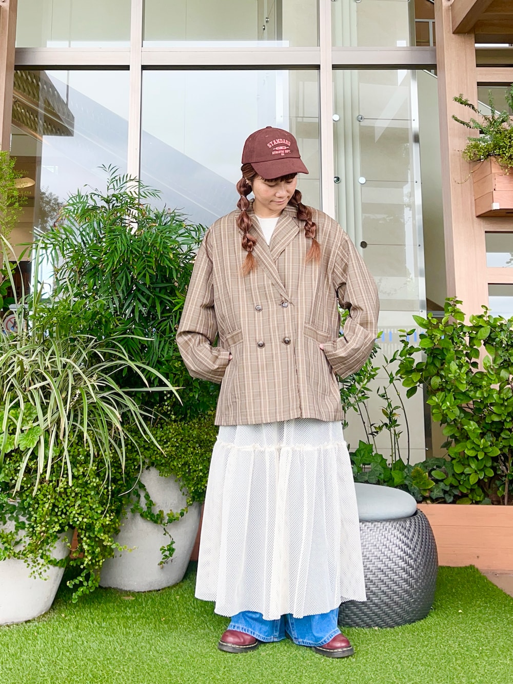 ブラウン系のノーカラージャケットを着用したレディースの冬コーディネートの2枚目の写真