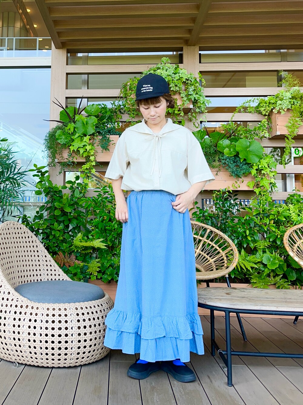 ブラック系のハットを着用したレディースの冬コーディネートの2枚目の写真