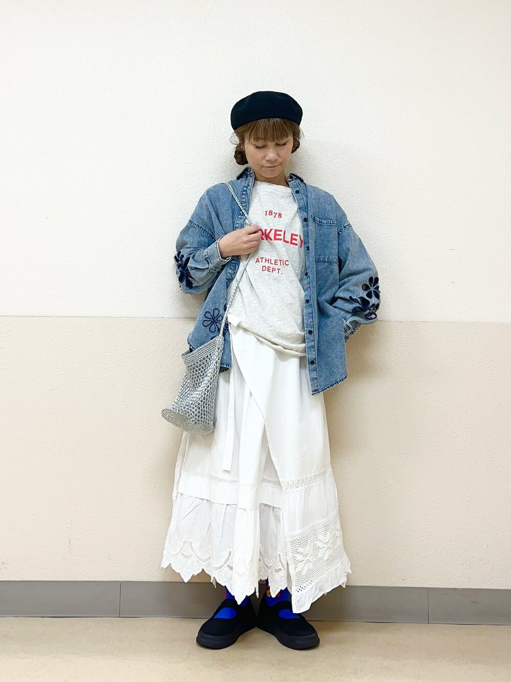 ブラック系のハットを着用したレディースの秋コーディネートの2枚目の写真