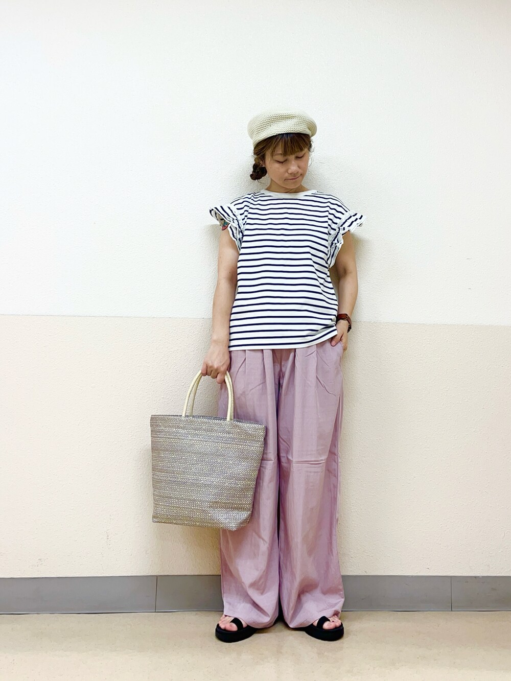 ホワイト系の帽子を着用したレディースの秋コーディネートの2枚目の写真