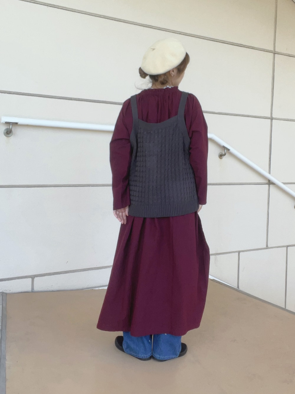 「レイヤードスタイル、秋っぽコーデ更新中、ラフコーデ、24AW秋の新作、大人女子、高身長女子、デニム、150cm台コーデ、イオンモール浜松志都呂、サマンサ モスモス(Samansa Mos2)、カジュアルガーリー、ベレー帽推奨委員会」｜「Samansa Mos2のアイテム（ワンピース/ドレス、レッド系）」を使った、も  な  こさん（レディース・152cm）の秋コーディネートの3枚目の写真