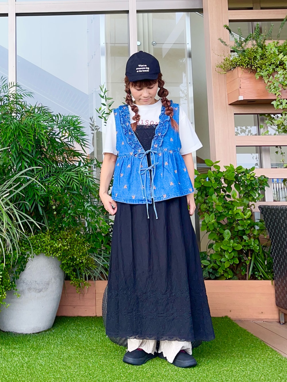 ブルー系のベストを着用したレディースの冬コーディネートの2枚目の写真