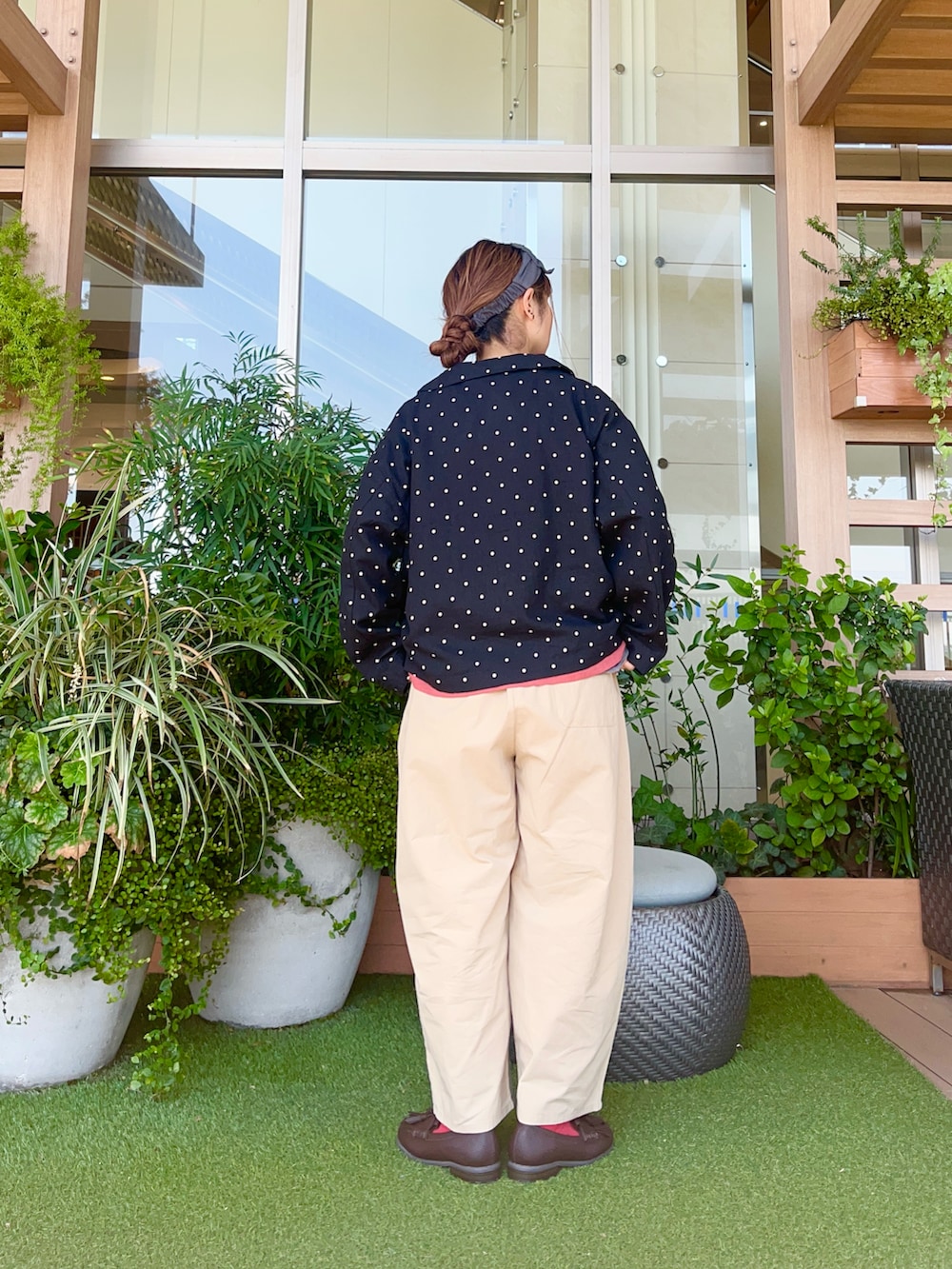 グレー系のノーカラージャケットを着用したレディースの冬コーディネートの3枚目の写真