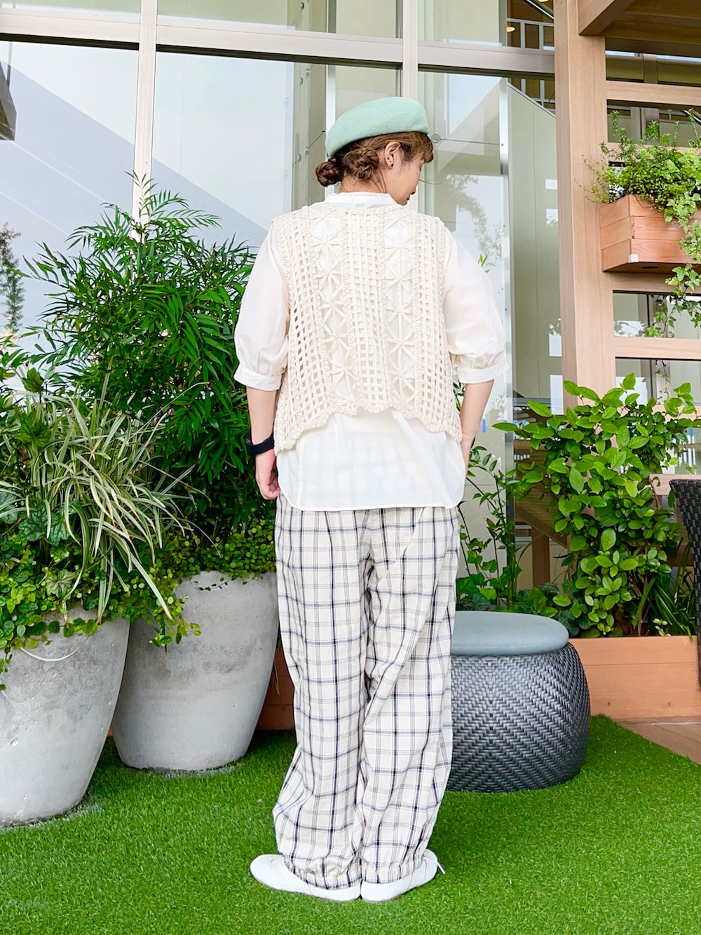 グリーン系のハットを着用したレディースの冬コーディネートの3枚目の写真