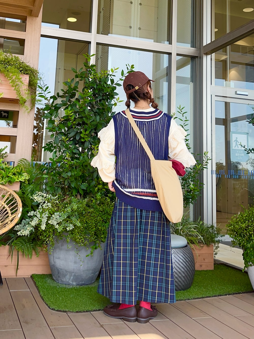 ブルー系のベストを着用したレディースの冬コーディネートの3枚目の写真