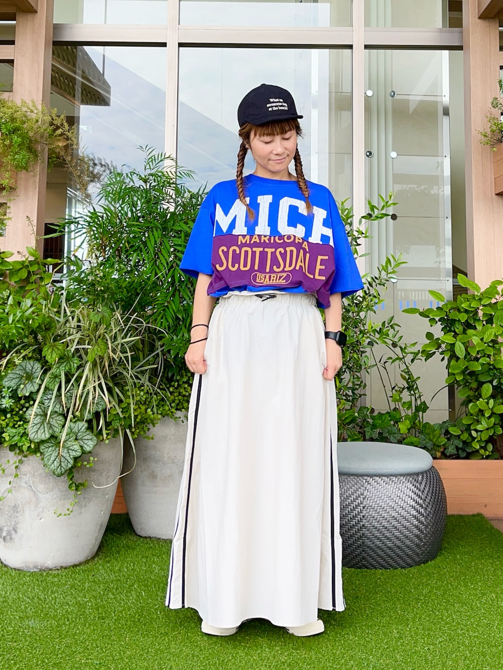 ブラック系のハットを着用したレディースの冬コーディネートの2枚目の写真