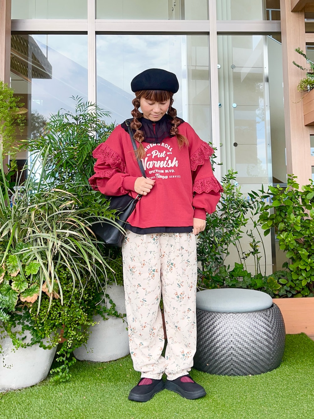 レッド系のTシャツ/カットソーを着用したレディースの冬コーディネートの2枚目の写真