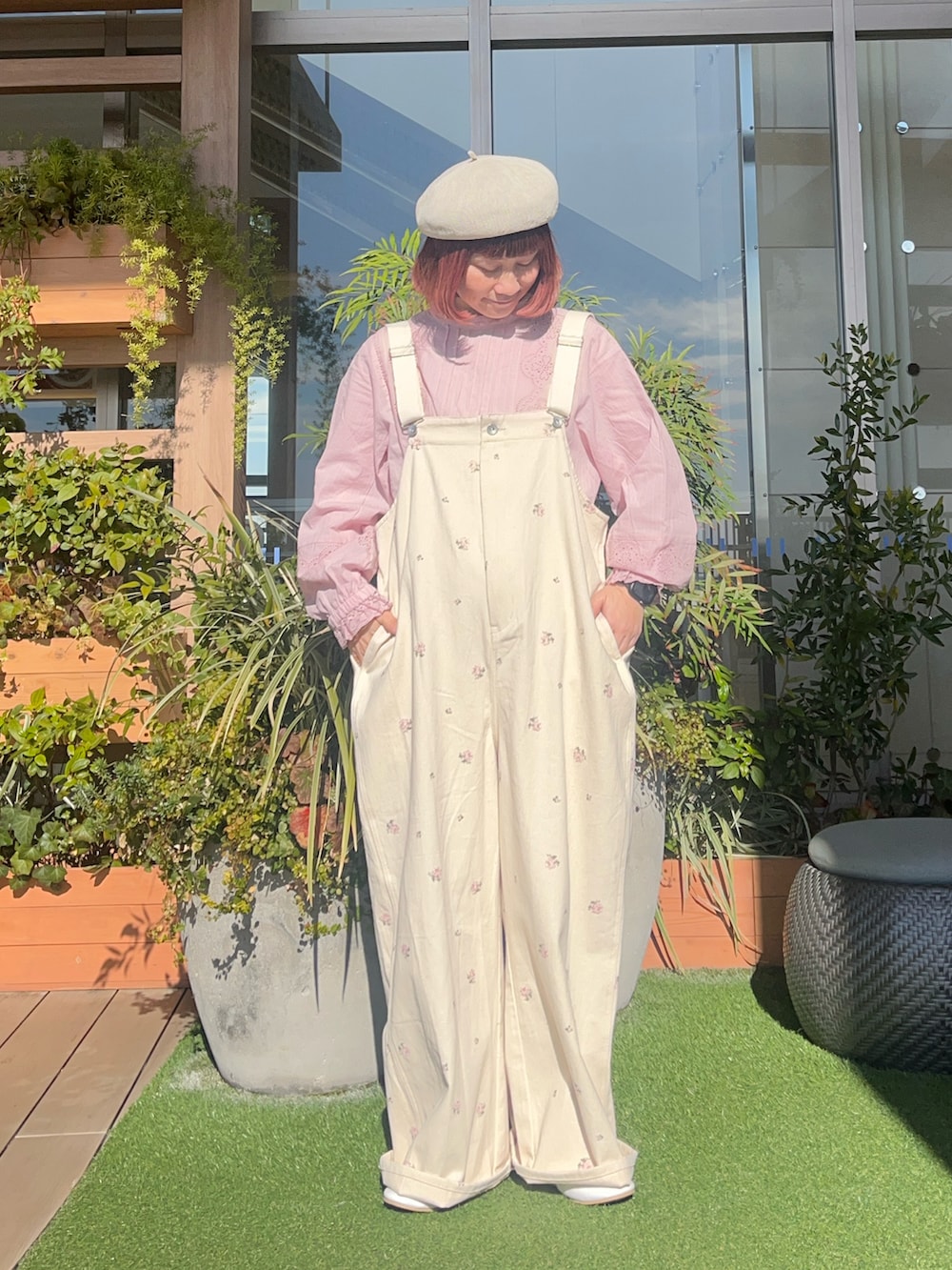 ホワイト系のサロペット/オーバーオールを着用したレディースの夏コーディネートの2枚目の写真