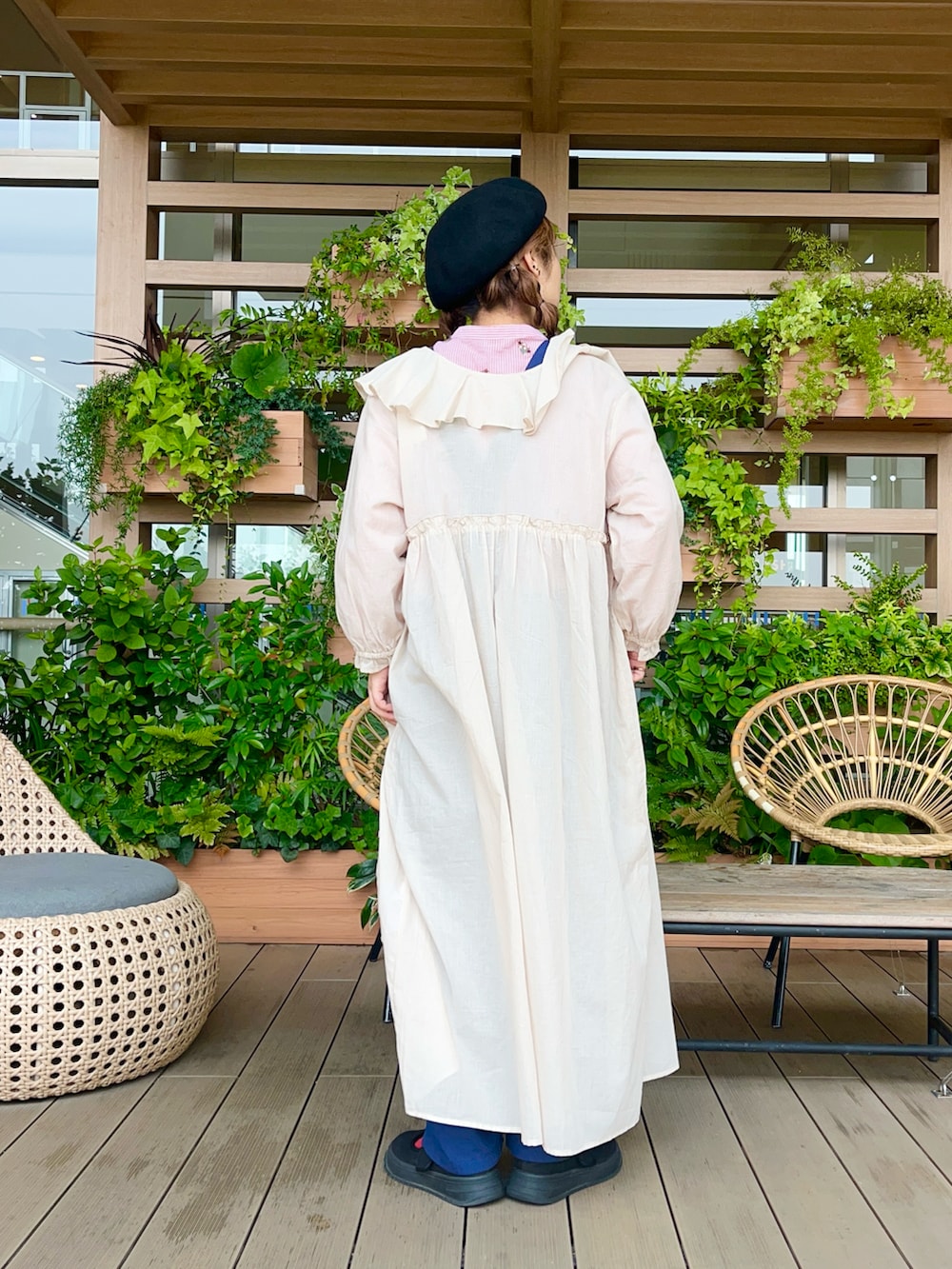 ホワイト系のワンピースを着用したレディースの冬コーディネートの3枚目の写真