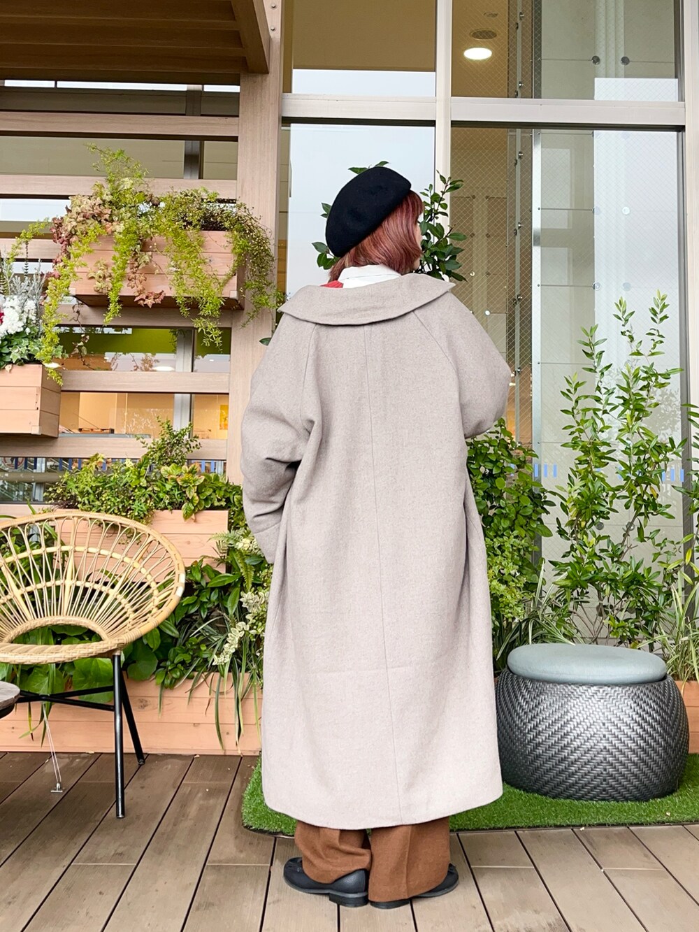 レッド系のニット/セーターを着用したレディースの春コーディネートの3枚目の写真