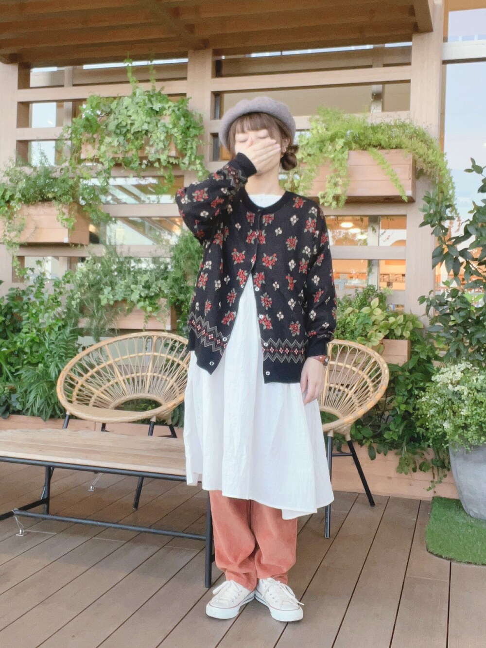 「大人女子、秋服コーデ、パンツスタイル、イオンモール浜松志都呂、サマンサ モスモス(Samansa Mos2)、低身長コーデ、ベレー帽推奨委員会、帽子かぶろう会、コンバース オールスター、スニーカー好きと繋がりたい」｜「Samansa Mos2のバスクベレー帽（ハット、ブラウン系）」を使った、も  な  こさん（レディース・152cm）の秋コーディネートの2枚目の写真