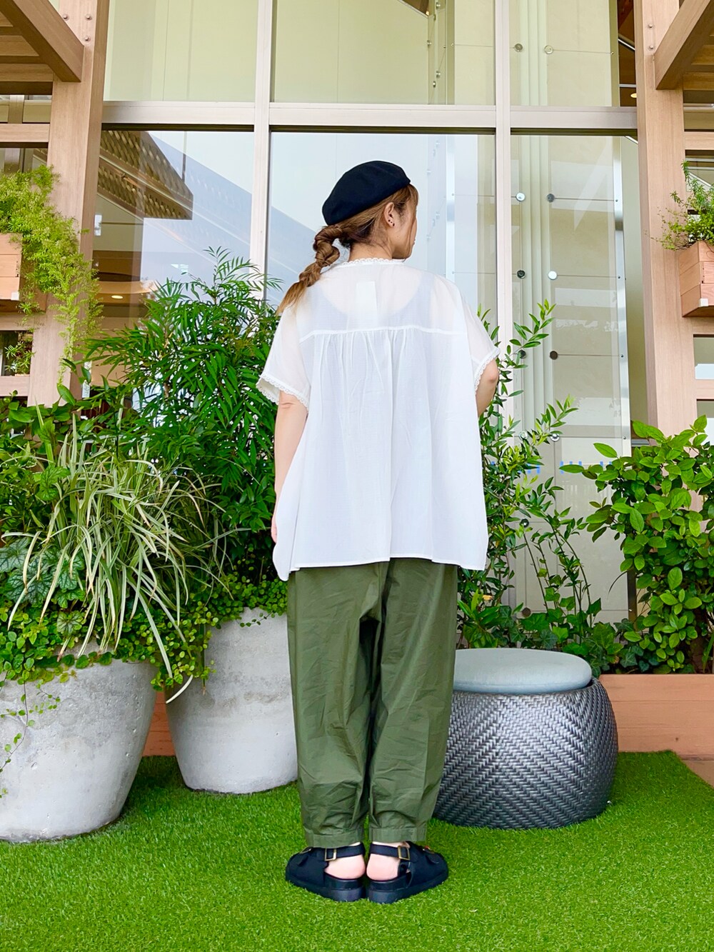 ブラック系のハットを着用したレディースの冬コーディネートの3枚目の写真