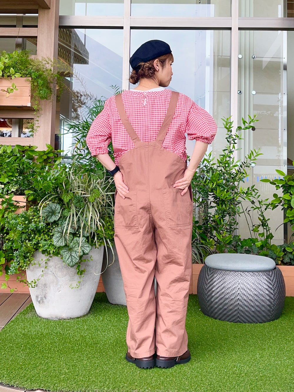 ブラック系のハットを着用したレディースの冬コーディネートの3枚目の写真