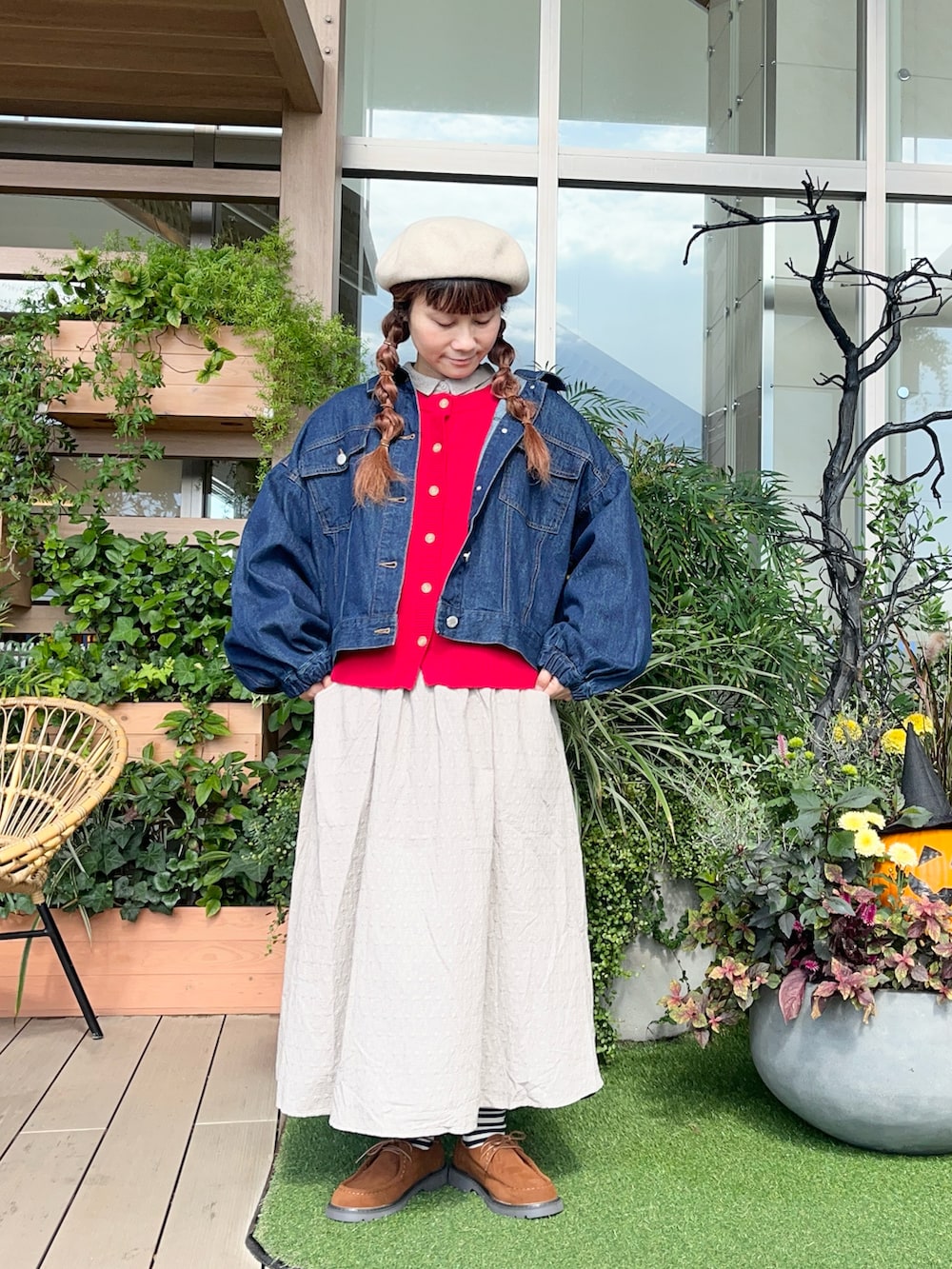 ブルー系のノーカラージャケットを着用したレディースの春コーディネートの2枚目の写真