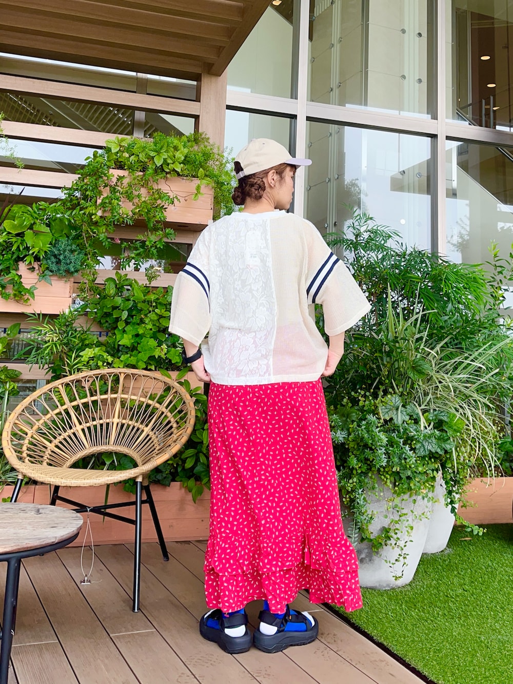 レッド系のスカートを着用したレディースの冬コーディネートの3枚目の写真