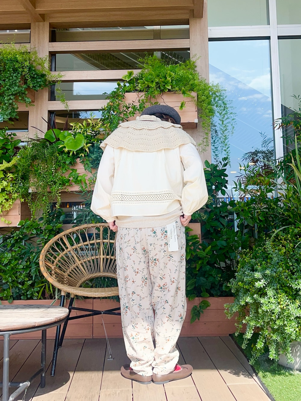 グレー系のハットを着用したレディースの冬コーディネートの3枚目の写真