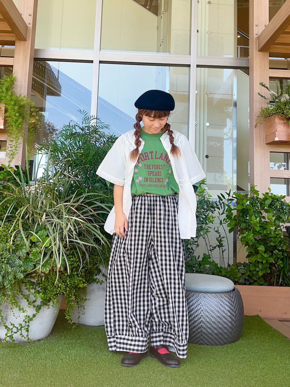 ブラック系のハットを着用したレディースの冬コーディネートの2枚目の写真