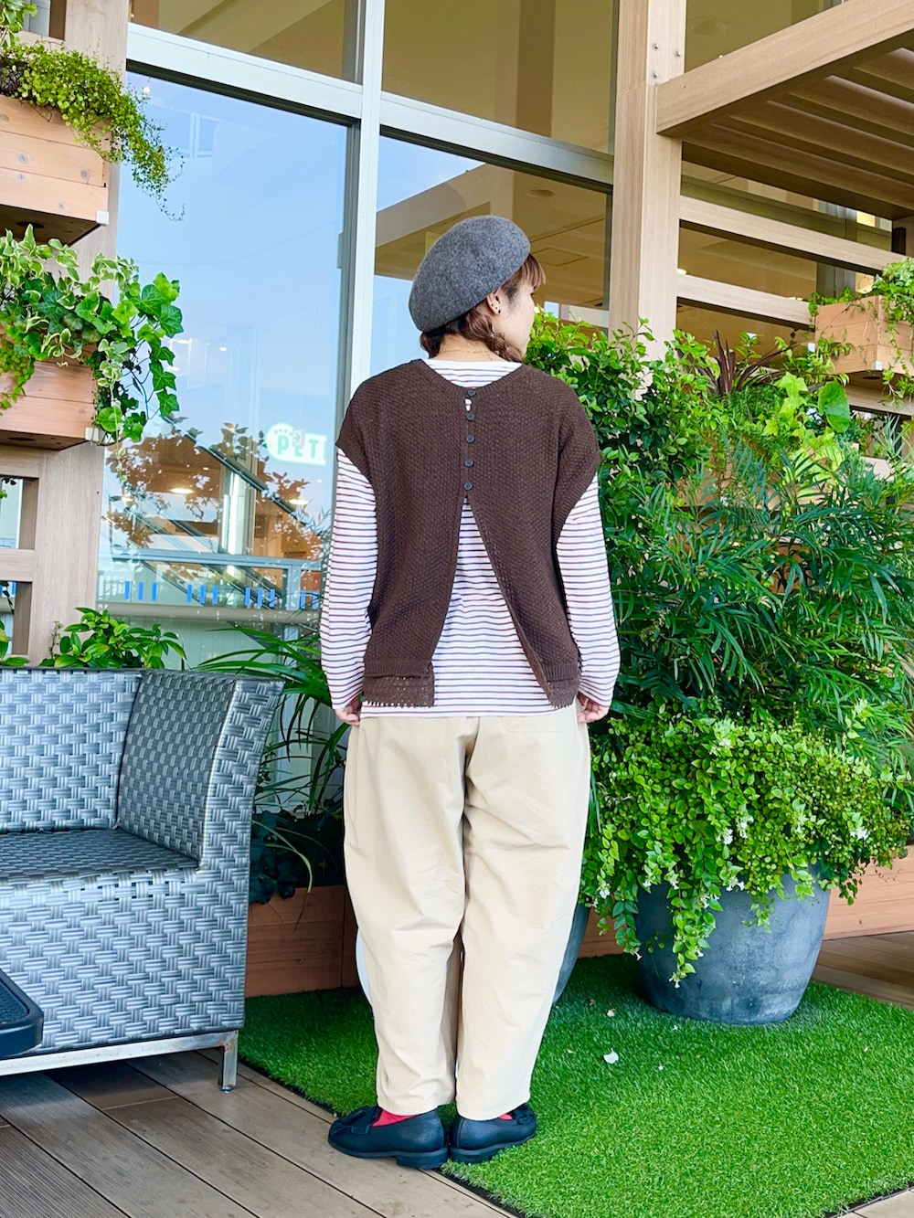 ブラウン系のベストを着用したレディースの冬コーディネートの3枚目の写真