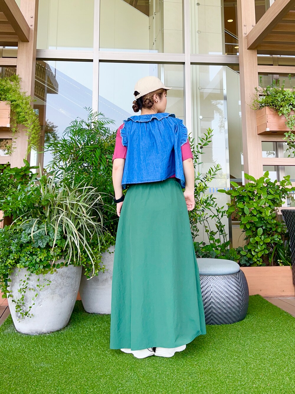 ベージュ系のハットを着用したレディースの冬コーディネートの3枚目の写真