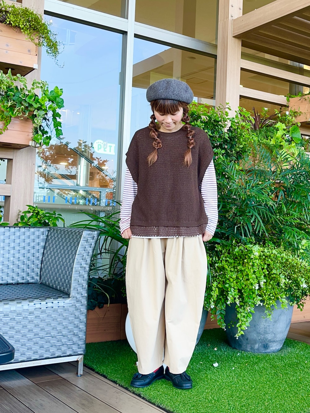 ブラウン系のベストを着用したレディースの冬コーディネートの2枚目の写真