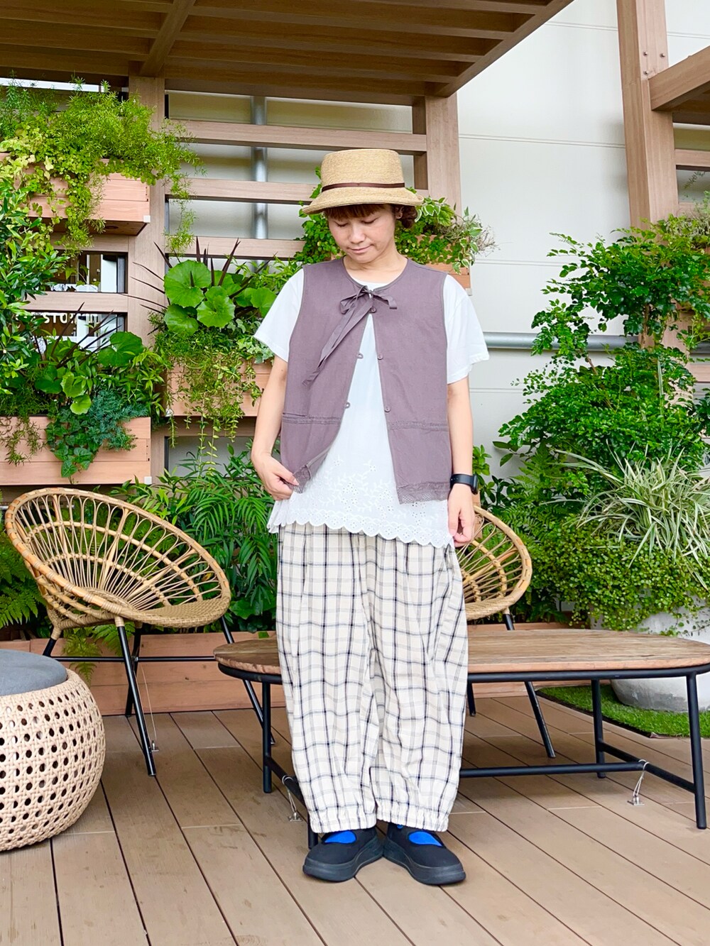 ホワイト系のその他パンツを着用したレディースの冬コーディネートの2枚目の写真