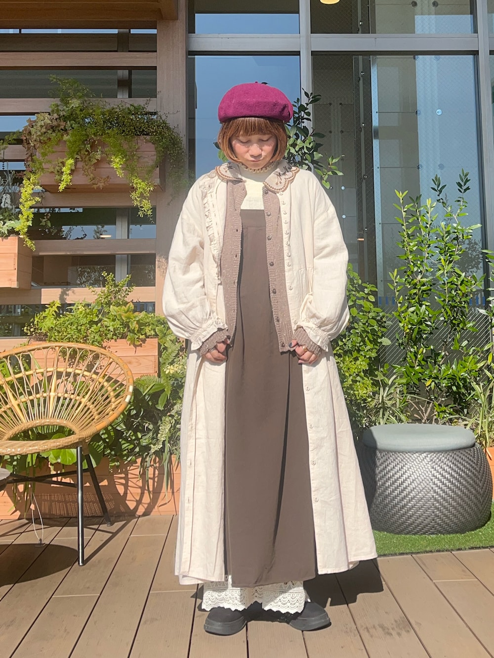 ホワイト系のワンピースを着用したレディースの春コーディネートの2枚目の写真