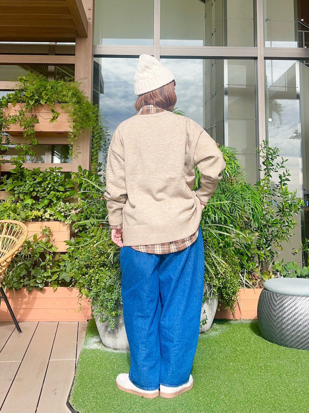 ベージュ系のニット/セーターを着用したレディースの春コーディネートの3枚目の写真