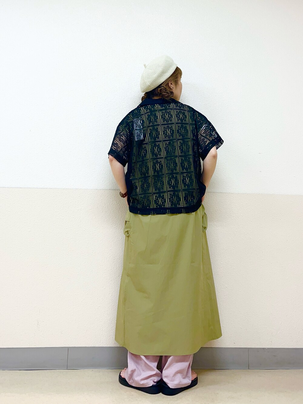 ホワイト系の帽子を着用したレディースの秋コーディネートの3枚目の写真