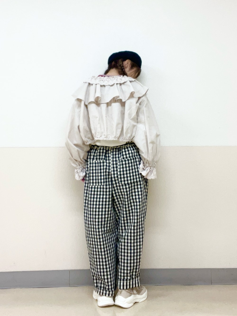 ホワイト系のシャツ/ブラウス、ホワイト系のTシャツ/カットソー、ホワイト系のパンツを着用したレディースの春コーディネートの3枚目の写真