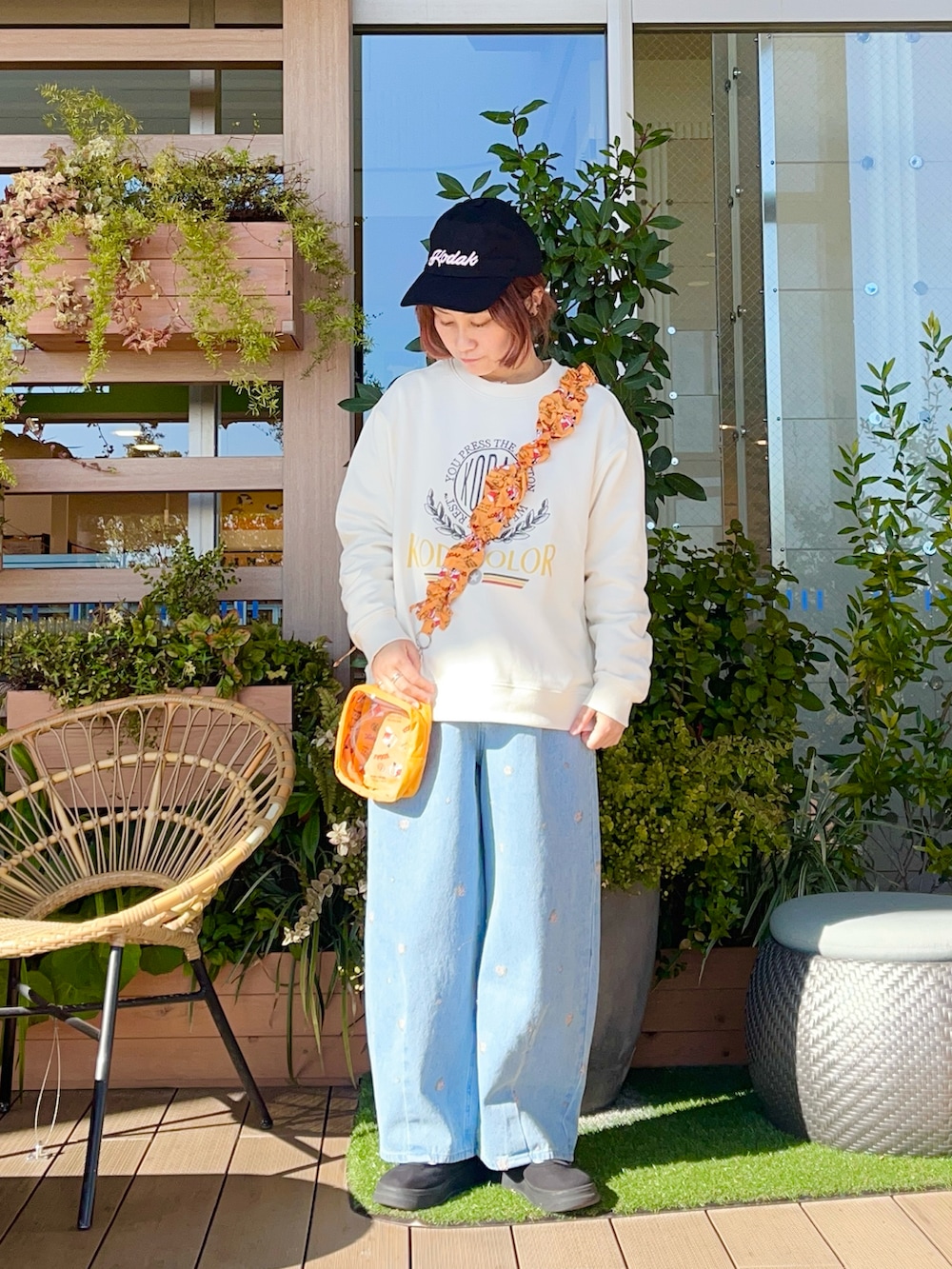 ブルー系のパンツを着用したレディースの春コーディネートの2枚目の写真