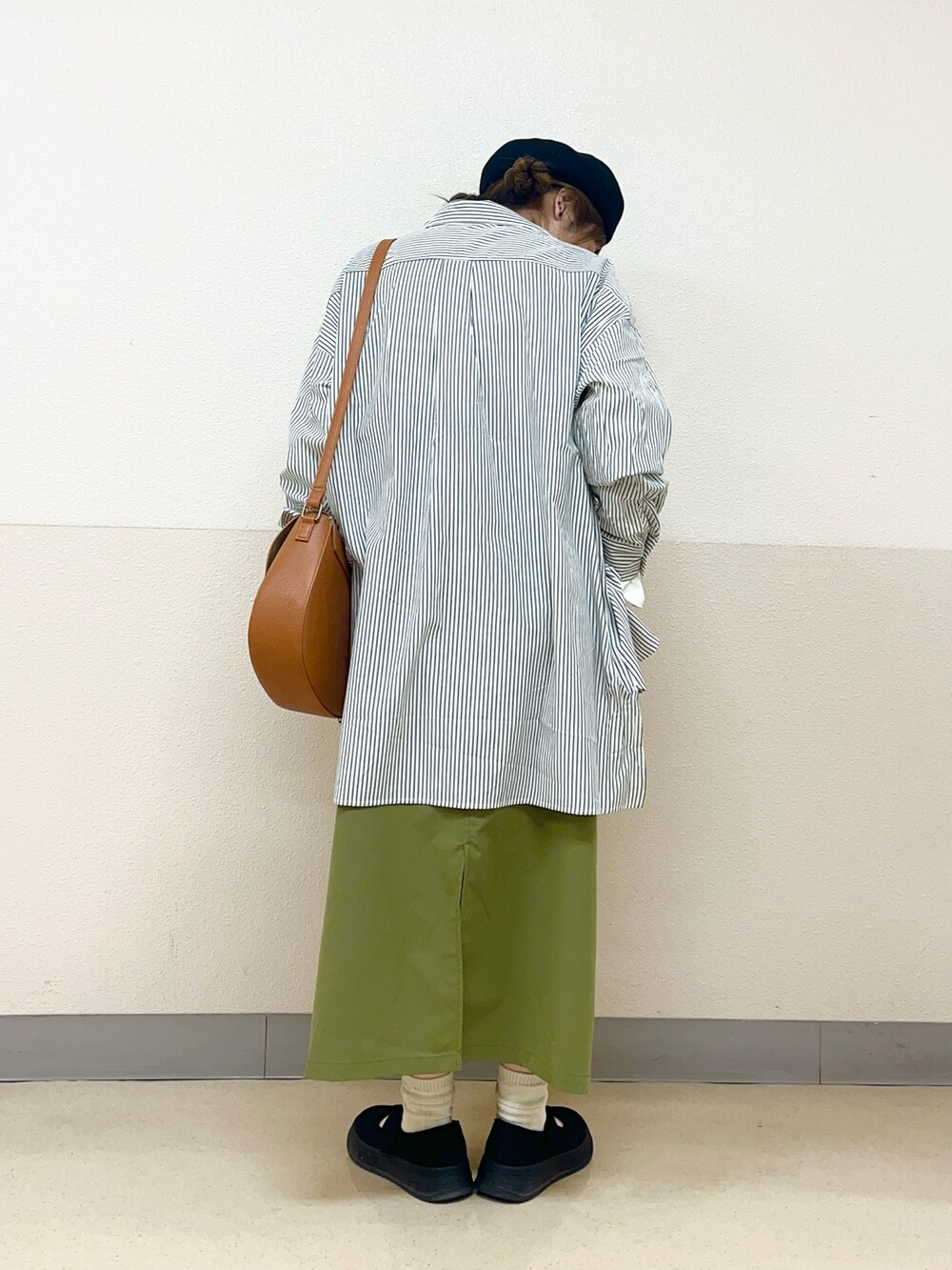 「サマンサ モスモス(Samansa Mos2)、ベレー帽推奨委員会、帽子かぶろう会、イオンモール浜松志都呂、サス付きスカート、カーキスカート、ワンストラップシューズ、ショルダーバッグ、カジュアルコーデ、低身長コーデ、低身長女子」|「Samansa Mos2の【消臭効果】リネン混ベレー帽(ハット、ブラック系)」を使った、も な こさん(レディース・152cm)の春コーディネートの3枚目の写真