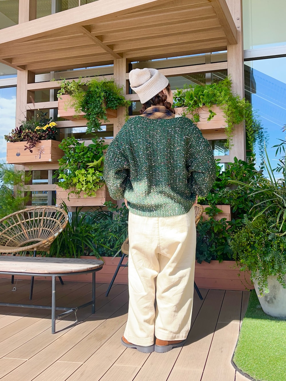 グリーン系のカーディガン/ボレロを着用したレディースの春コーディネートの3枚目の写真