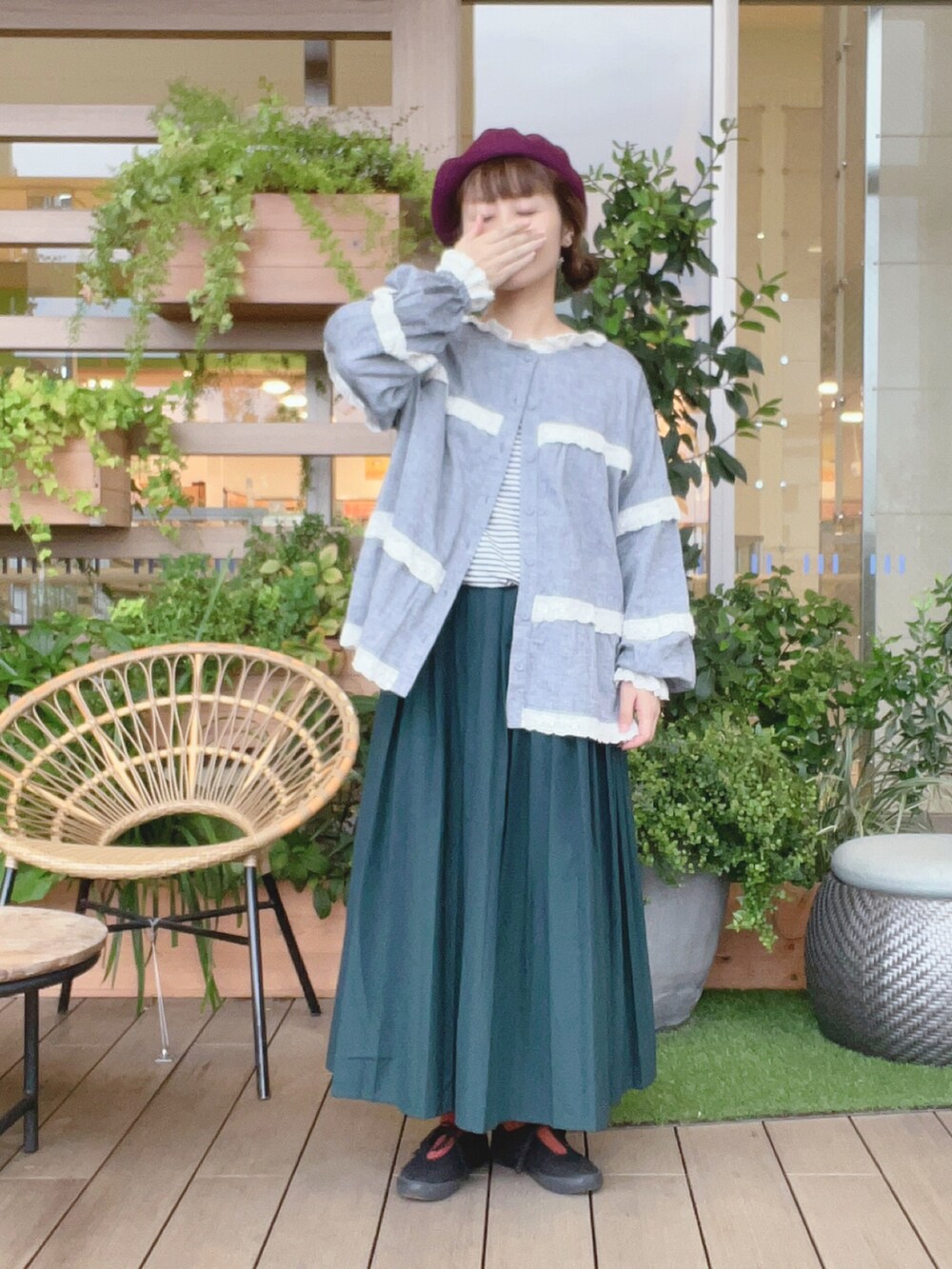 「大人かわいい、ゆるコーデ、ベレー帽推奨委員会、帽子かぶろう会、低身長コーデ、イオンモール浜松志都呂、Samansa Mos2、ゆべし×SamansaMos2、プリーツスカート、カラーコーデ、グリーン、スニーカースタイル」|「Samansa Mos2のバスクベレー帽(ハット、レッド系)」を使った、も な こさん(レディース・152cm)の秋コーディネートの2枚目の写真