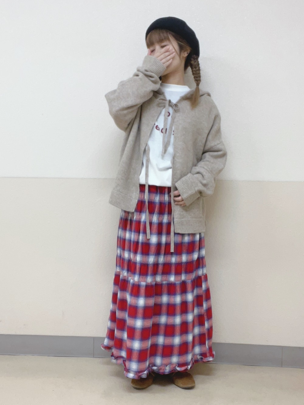 「大人女子、はるコーデ、リラックススタイル、低身長コーデ、ニットコーデ、カーディガン、チエックスカート、ロングスカート、ベレー帽推奨委員会、帽子かぶろう会、サマンサ モスモス(Samansa Mos2)、イオンモール浜松志都呂、スタッフ」｜「Samansa Mos2のバスクベレー帽（ハット、ブラック系）」を使った、も  な  こさん（レディース・152cm）の冬コーディネートの2枚目の写真
