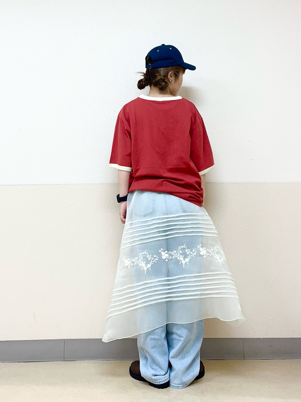 ブルー系のハットを着用したレディースの夏コーディネートの3枚目の写真