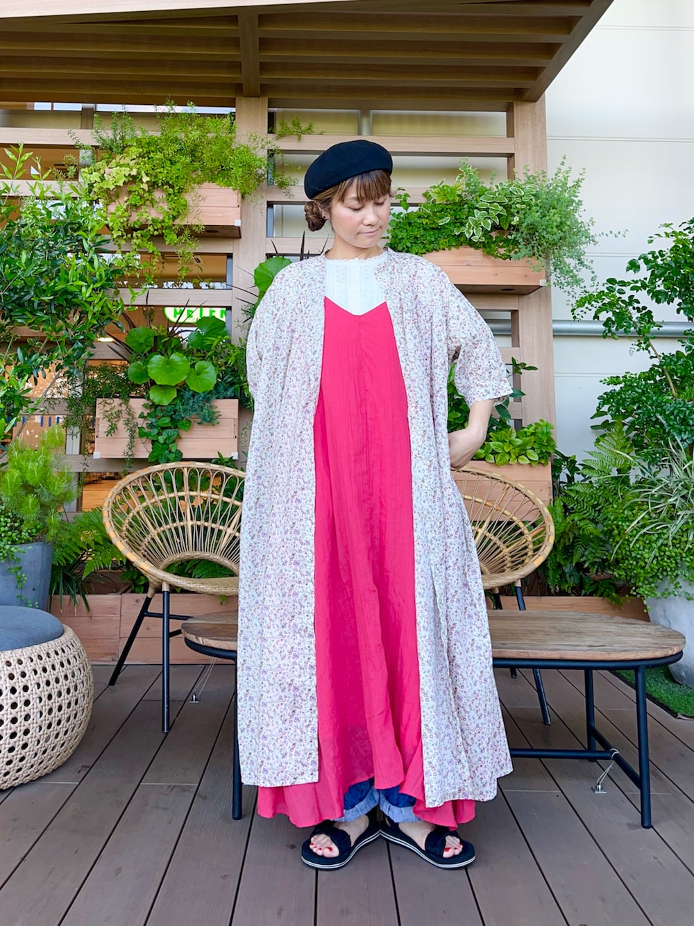 ブラック系のハットを着用したレディースの冬コーディネートの2枚目の写真