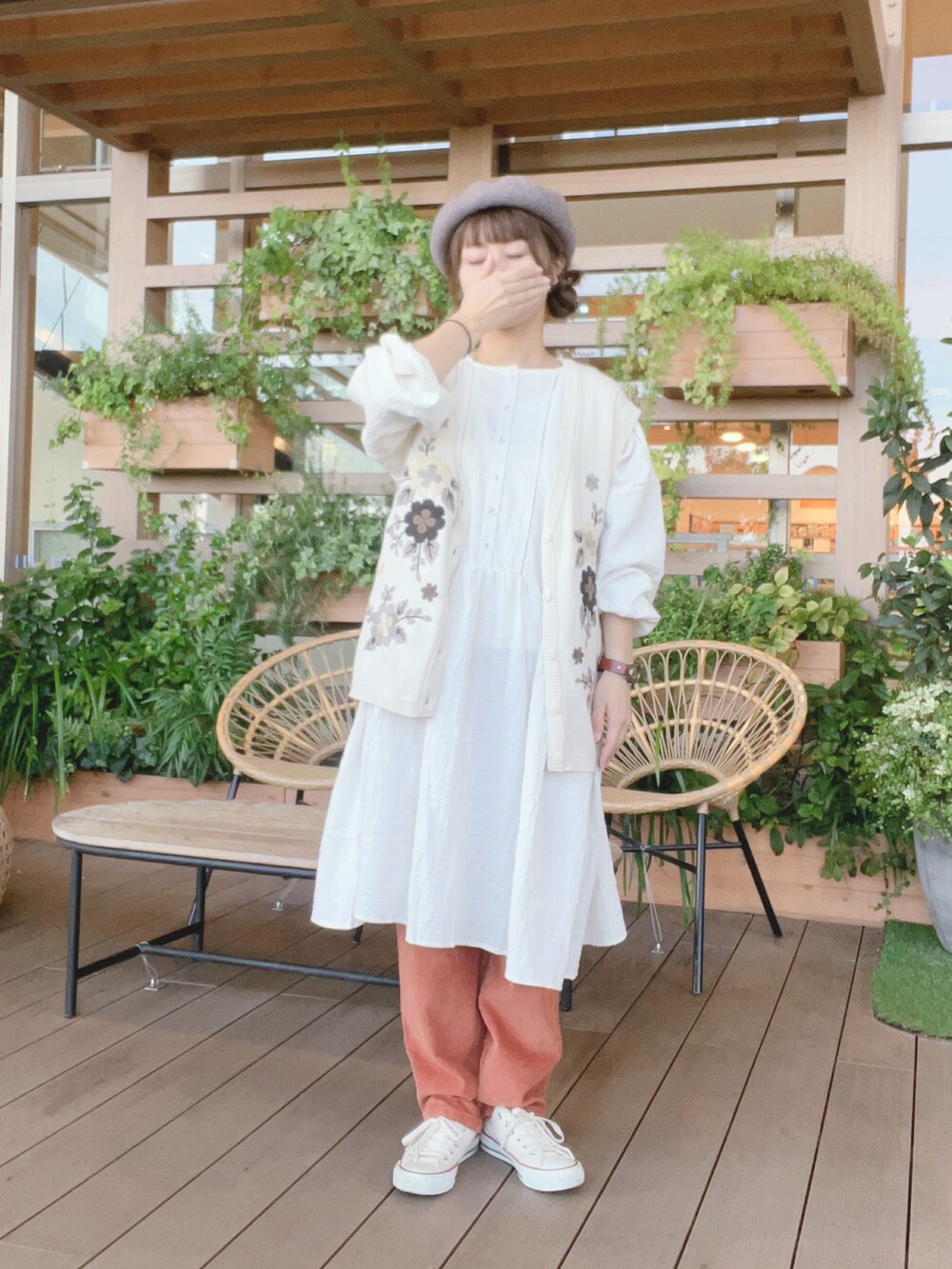 「ベスト、秋服コーデ、オトナ女子、パンツスタイル、低身長コーデ、リラックススタイル、スニーカーコーデ、チュニック、イオンモール浜松志都呂、サマンサ モスモス(Samansa Mos2)、ベレー帽推奨委員会、帽子かぶろう会、コンバース オールスター、コンバースローカット、スニーカー好き！」｜「Samansa Mos2のバスクベレー帽（ハット、ブラウン系）」を使った、も  な  こさん（レディース・152cm）の秋コーディネートの2枚目の写真
