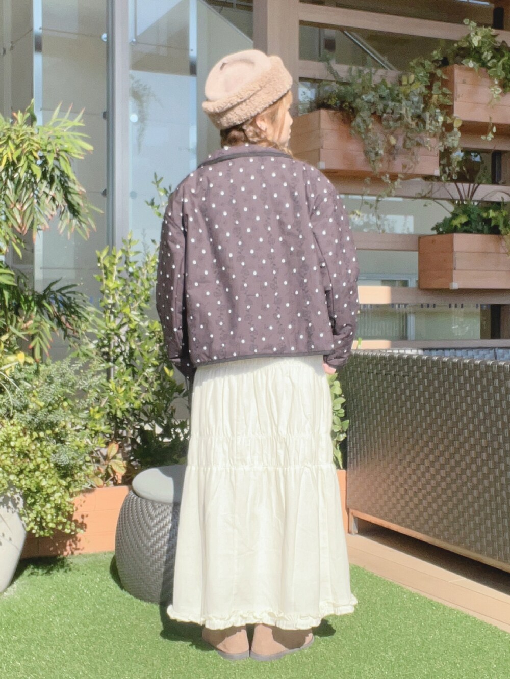 ベージュ系のシャツ/ブラウス、ホワイト系のスカート、ベージュ系のドレスシューズを着用したレディースの冬コーディネートの3枚目の写真