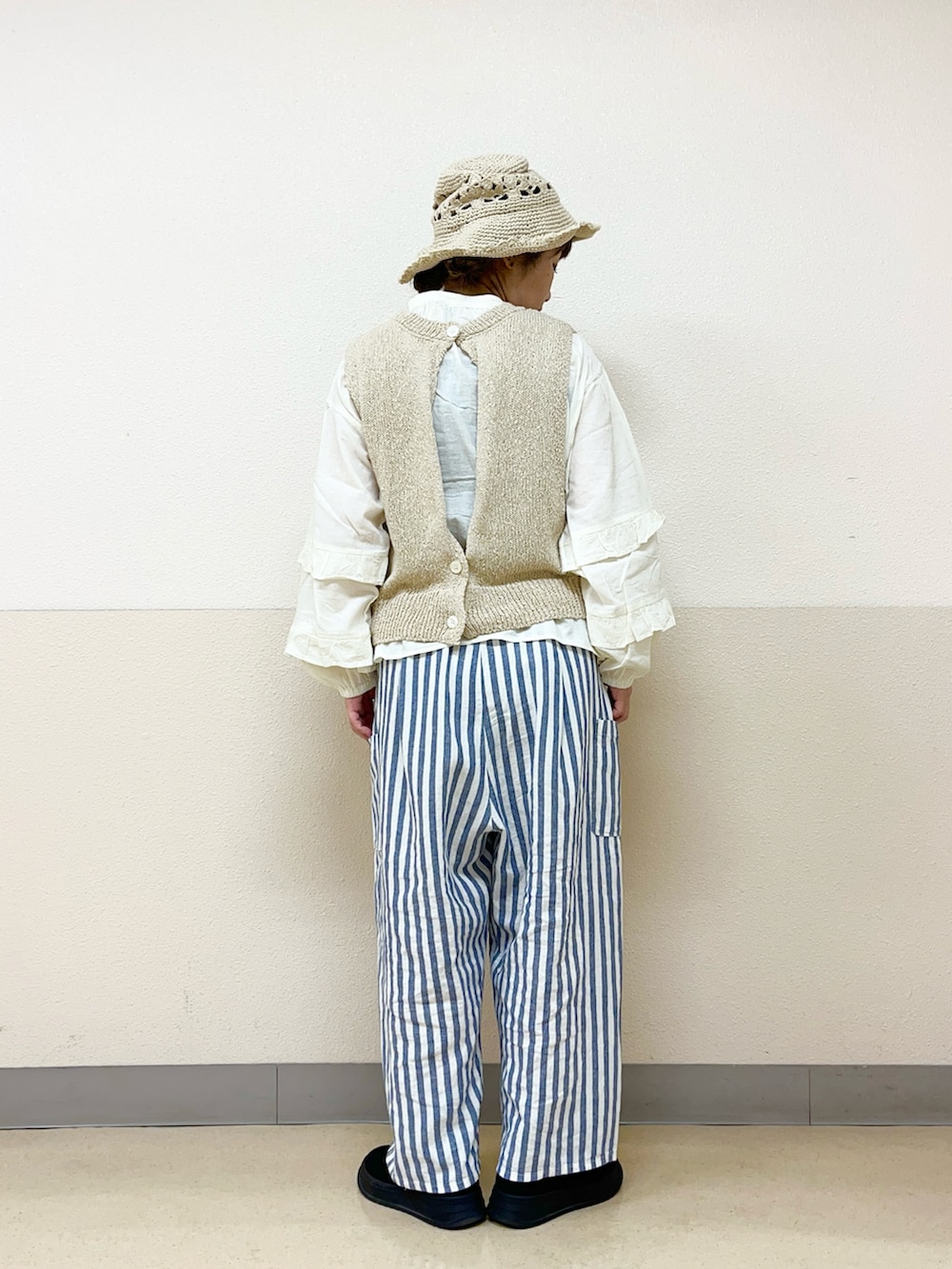 「やっぱり帽子が好き、ベスト×シャツ、ブラウスコーデ、ストライプ、ストライプパンツ、夏コーデ、夏服、帽子かぶろう会、イオンモール浜松志都呂、サマンサ モスモス(Samansa Mos2)、低身長コーデ、低身長女子」｜「Samansa Mos2のペーパークロシェハット（ハット、ホワイト系）」を使った、も  な  こさん（レディース・152cm）の春コーディネートの3枚目の写真