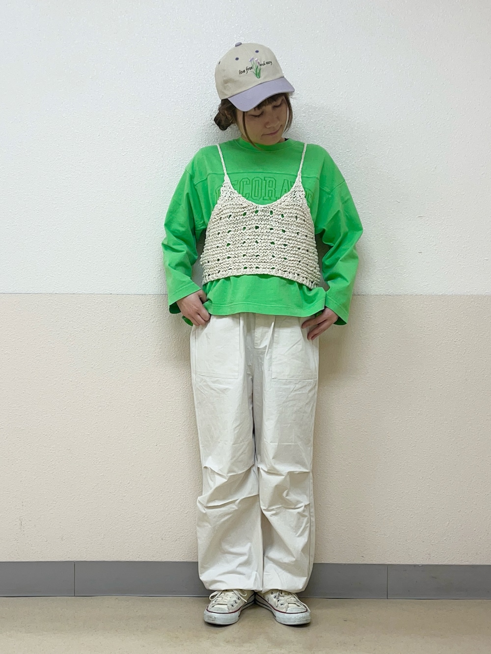 グリーン系のTシャツ/カットソー、ホワイト系のベスト、ホワイト系のその他パンツを着用したレディースの春コーディネートの2枚目の写真