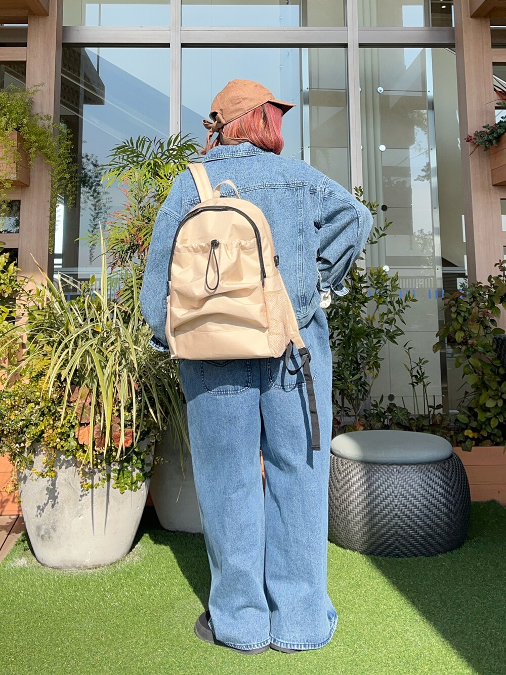 ブラウン系のハットを着用したレディースの夏コーディネートの3枚目の写真