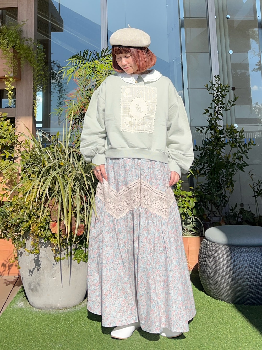 ブルー系のスカートを着用したレディースの冬コーディネートの2枚目の写真