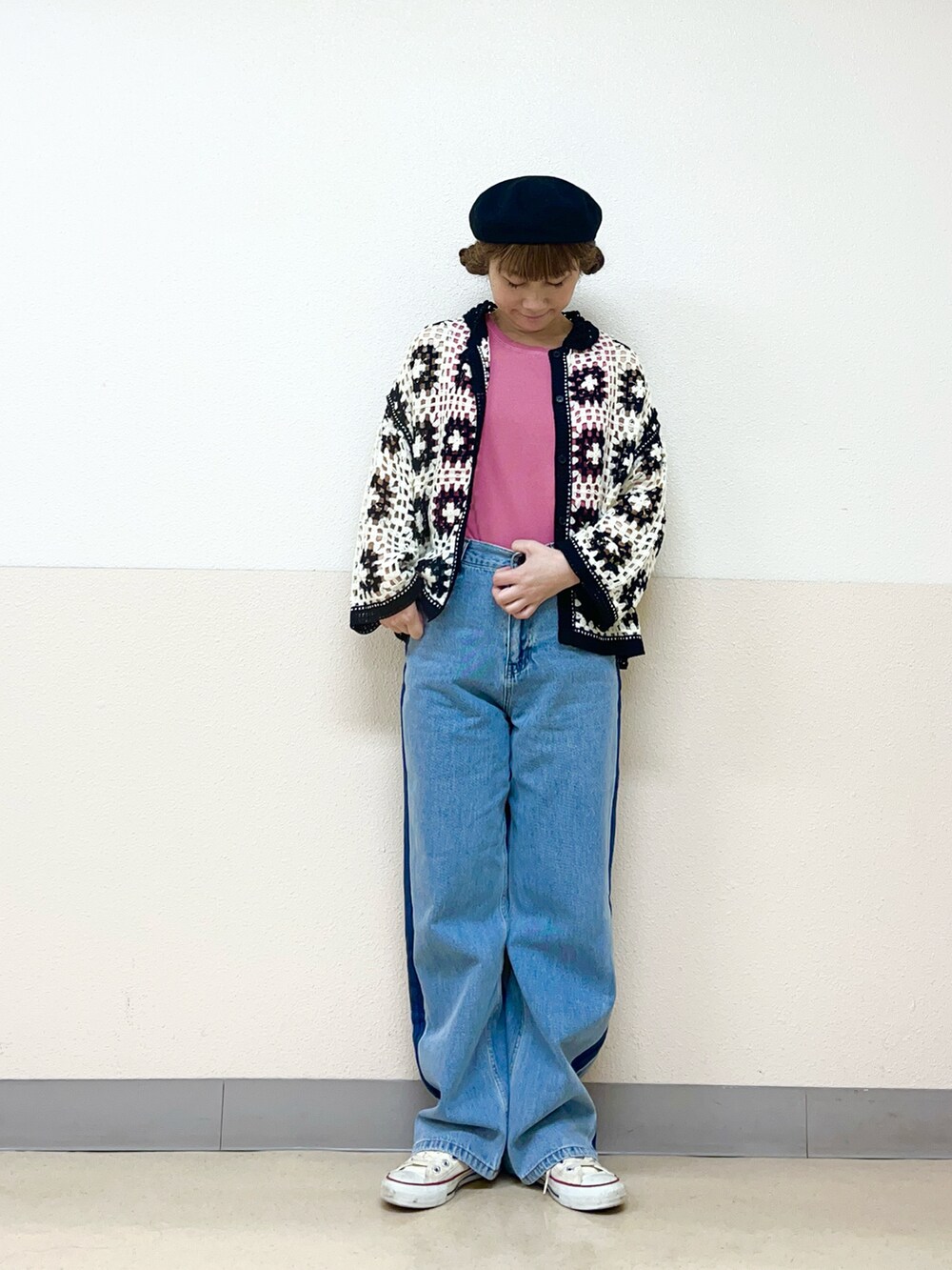 ブラック系のハットを着用したレディースの秋コーディネートの2枚目の写真