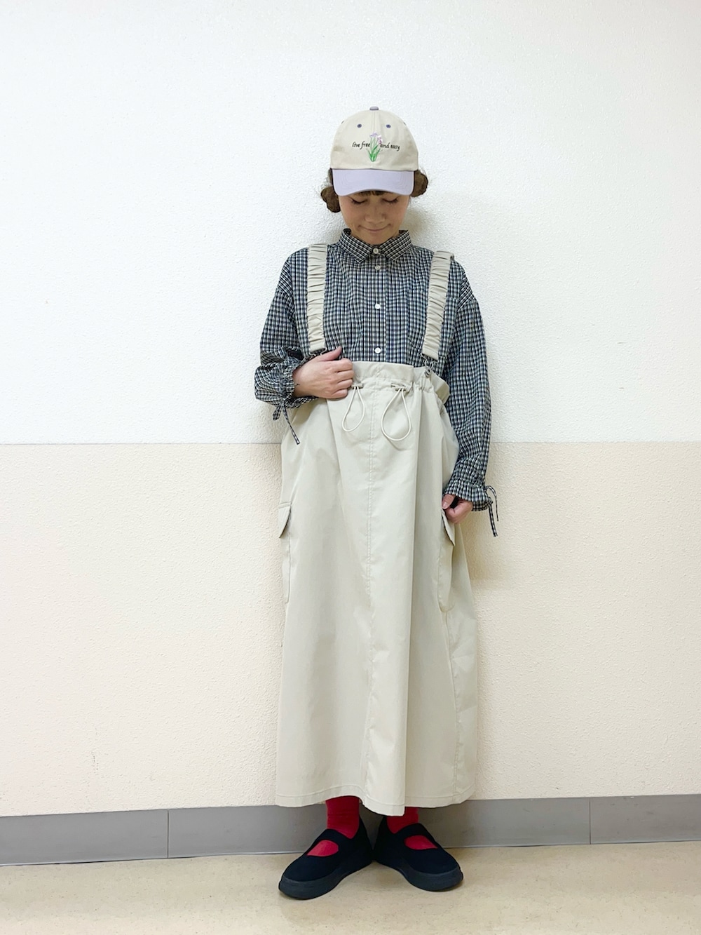 「サス付きスカート、ナイロン、キャップ女子、キャップ、やっぱり帽子が好き、帽子かぶろう会、柄シャツ、シャツスタイル、大人可愛い、夏ファッション、スカートコーデ、オトナカジュアル、サマンサ モスモス(Samansa Mos2)、イオンモール浜松志都呂、低身長コーデ」｜「Samansa Mos2の【消臭効果】お花刺繍キャップ（ハット、ベージュ系）」を使った、も  な  こさん（レディース・152cm）の春コーディネートの2枚目の写真