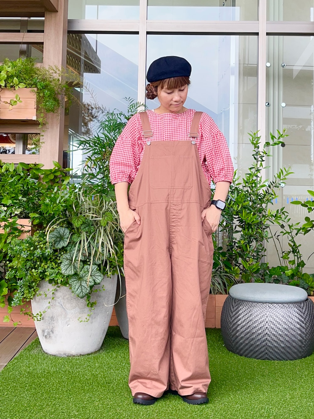 ブラック系のハットを着用したレディースの冬コーディネートの2枚目の写真