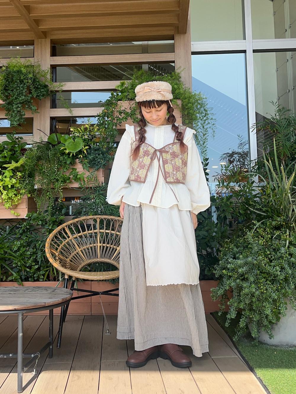 ベージュ系のベストを着用したレディースの冬コーディネートの2枚目の写真