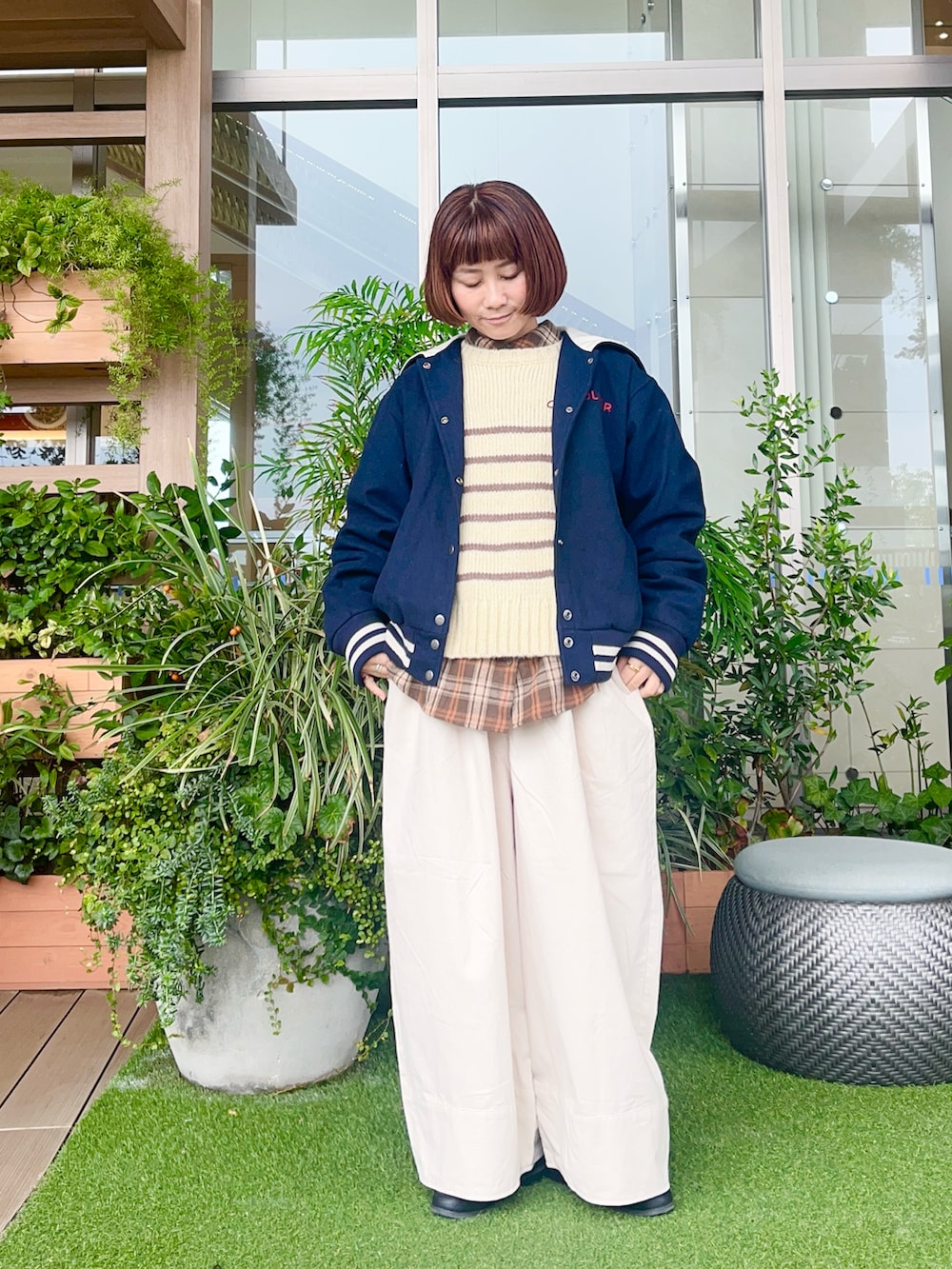 ブルー系のジャケット/アウターを着用したレディースの春コーディネートの2枚目の写真