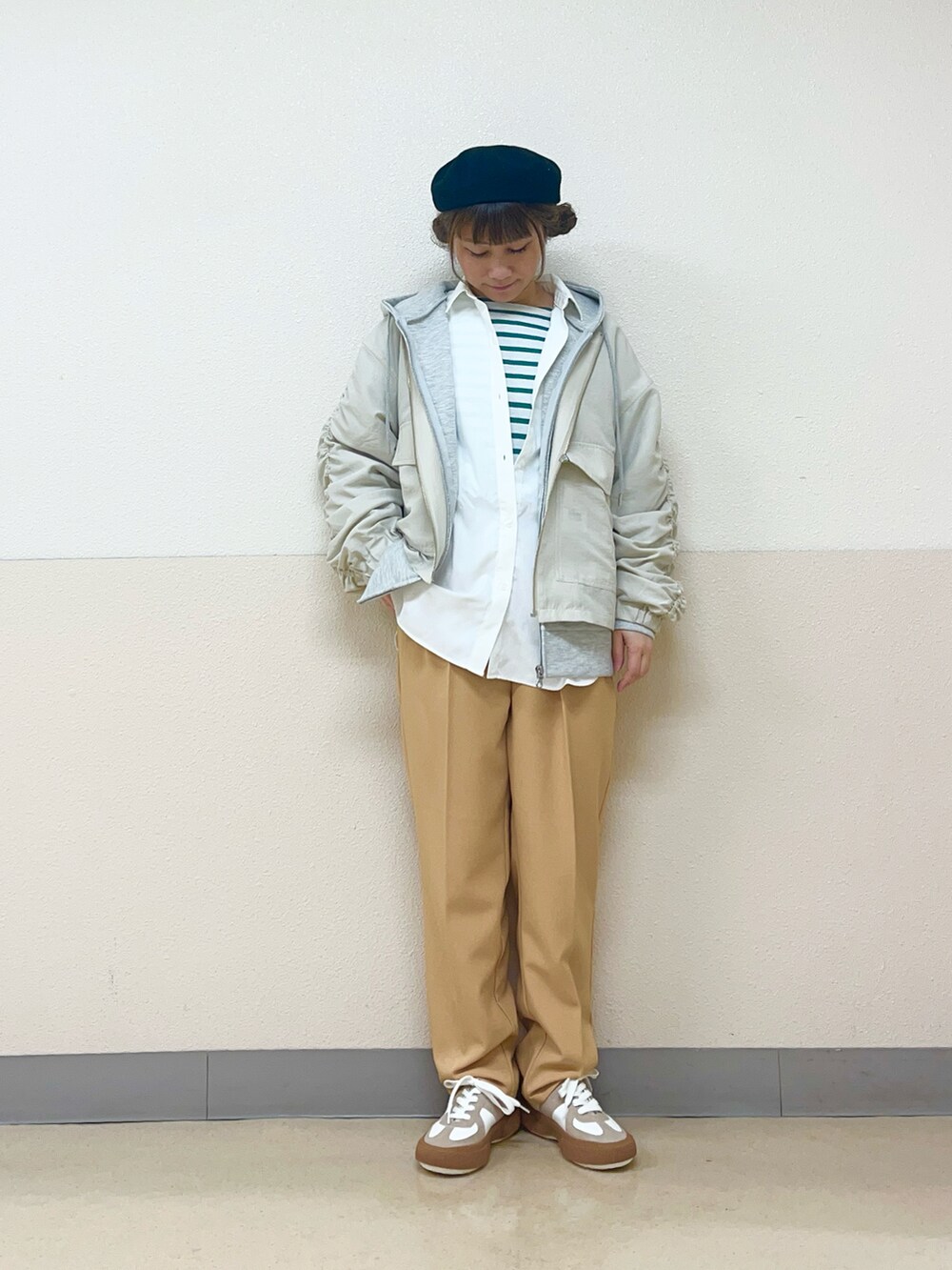 ホワイト系のジャケット/アウター、グレー系のパーカー、ホワイト系のシャツ/ブラウスを着用したレディースの春コーディネートの2枚目の写真